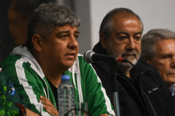 Buenos Aires, Argentina.- En las fotos tomadas el 2 de mayo del 2024, miembros de la Confederación General del Trabajo (CGT) brindan una conferencia de prensa en Buenos Aires, Argentina. La CGT ratificó la convocatoria al paro del próximo 9 de mayo mientras que adelantó que quieren “hablar con todos los bloques del Senado” para evitar la sanción de la Ley Bases impulsada por el Gobierno nacional.