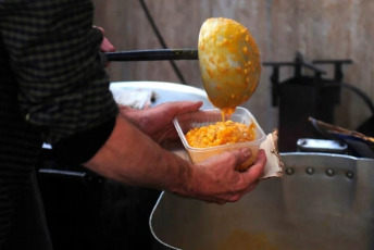 Buenos Aires, Argentina.- En las fotos, organizaciones sociales reparten el guiso típico argentino Locro, en uno de los acampes de la ciudad de Buenos Aires, en adhesión al paro general el 9 de mayo del 2024. El paro general, convocado por la mayor central sindical de Argentina, se realizó en rechazo a las políticas de ajuste y los proyectos de reforma del presidente Javier Milei.