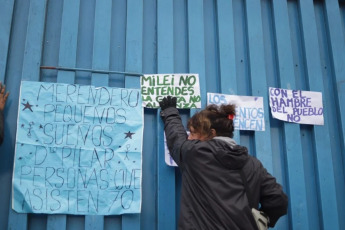 Buenos Aires, Argentina.- En las fotos, cientos de personas se manifiestan frente al depósito de Villa Martelli donde se almacenan casi tres mil toneladas de alimentos en Buenos Aires, el 28 de mayo del 2024. La justicia argentina ordenó este lunes la distribución oficial a comedores comunitarios de toneladas de alimentos acopiados en depósitos del Ministerio de Capital Humano, pero el gobierno de Javier Milei anunció que apelará la medida porque se trata de reservas “para catástrofes”.