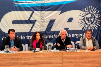 Buenos Aires, Argentina.- En las fotos tomadas el 30 de abril del 2024, durante una reunión, los integrantes del Consejo del Salario Mínimo, Vital y Móvil -funcionarios, sindicalistas y empresarios- no alcanzaron un acuerdo para incrementar el valor de ese ingreso. La propuesta empresarial fue de un aumento de 8% en mayo y 5% en junio mientras los gremios pidieron una suma de 377.000 pesos (peso argentino).