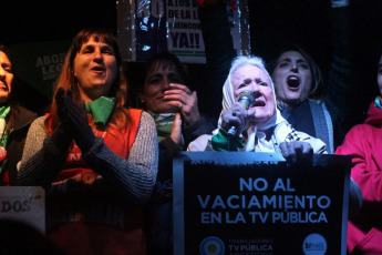 (Archivo) Buenos Aires, Argentina.- La histórica referente de Madres de Plaza de Mayo Línea Fundadora, Nora Cortiñas (derecha), murió en la tarde de este jueves (30) tras permanecer varios días en terapia intensiva luego de ser operada por una hernia en el Hospital de Morón, según informaron fuentes familiares. Nora Morales de Cortiñas, más conocida como “Norita”, había cumplido 94 años el pasado 22 de marzo y 47 años de lucha junto a las Madres desde aquella primera ronda el 30 de abril de 1977.