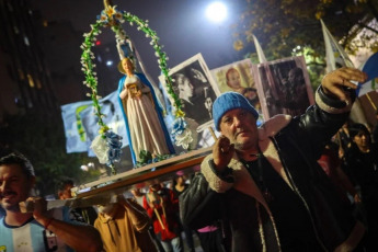 Buenos Aires, Argentina.- En las fotos tomadas el 7 de mayo del 2024, en el marco de los 105 años del natalicio de Eva Perón, las personas participaron de una marcha de antorchas que se desarrolló en el Casco Histórico de la Ciudad de Buenos Aires. Eva María Duarte, Evita, nació el 7 de mayo de 1919, hace 105 años. Segunda esposa de Juan Domingo Perón, vivió solo 33 años, y está considerada una de las mujeres más influyentes de la historia política argentina.