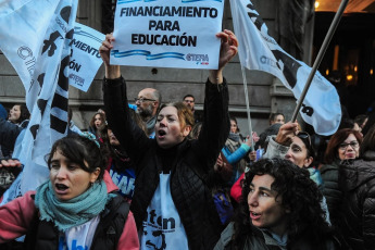 Buenos Aires, Argentina.- In the photos, the teaching unions with national representation (UDA, Sadop, AMET and CEA), all grouped in the CGT, and the Ctera (CTA) mobilized towards Congress on May 28, 2024, to demand that legislators support the restitution of the National Teacher Incentive Fund (Fonid), among other demands, in the context of the meeting of the Budget and Finance and Education commissions of the Chamber of Deputies, Sadop reported.