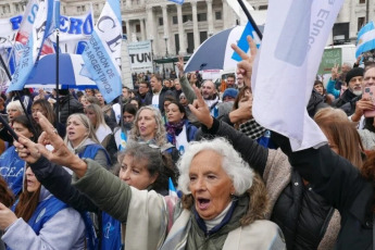 Buenos Aires, Argentina.- En las fotos, los gremios docentes nacionales participaron de un paro en todo el país el 23 de mayo del 2024. El paro nacional, contó con una masiva participación en demanda de la urgente convocatoria a la paritaria federal, la restitución del Fondo Nacional de Incentivo Docente (Fonid) y otras reivindicaciones.