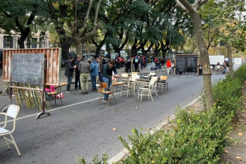 La Plata, Argentina.- En las fotos, estudiantes, profesores y trabajadores de la Universidad Nacional de La Plata (UNLP), realizan clases públicas en la capital bonaerense el 23 de mayo del 2024. La medida, se realiza como medida para exigir más presupuesto para todo el sistema universitario del país.