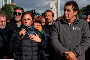 Buenos Aires, Argentina.- En las fotos, organizaciones de sectores políticos y sociales participaron de una jornada de firmas contra el todavía vigente DNU 70/23 el 14 de mayo del 2024. Asimismo, la campaña se realizó para "concientizar a la ciudadanía sobre los perjuicios de la vigencia del DNU en la vida cotidiana".