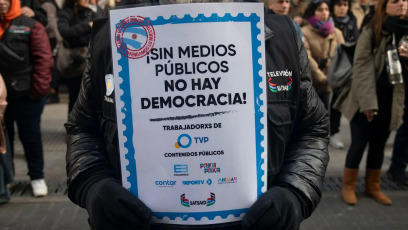 Buenos Aires, Argentina.- Un abrazo solidario a Radio Nacional reunió a cientos de personas que mostraron su apoyo en defensa de los medios públicos desde distintos sectores sindicales, sociales, educativos, de Derechos Humanos, políticos y culturales el 24 de mayo de 2024. El gobierno de Javier Milei suspendió el martes pasado la emisión de contenidos en todas las páginas web y las redes sociales de las empresas estatales de comunicación. La medida despertó el rechazo de sindicatos y organismos de derechos humanos.