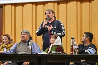 Buenos Aires, Argentina.- En las fotos, organismos de Derechos Humanos, centrales obreras y movimientos sociales realizan una asamblea en la sede de la Facultad de Ciencias Sociales de la Universidad de Buenos Aires (UBA) el 14 de mayo del 2024. Tras la asamblea, los organismos convocaron a debatir acciones y realizar movilizaciones contra la Ley Bases y el DNU 70/2023. Hasta el momento, se estima que el proyecto de Ley Bases pueda tratarse el próximo jueves 23 de mayo, pero todo dependerá de la celeridad con la que se emita dictamen en el plenario de comisiones del Senado que trata la iniciativa.