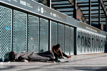 Buenos Aires, Argentina.- En las fotos, personas en situación de calle son atendidas por autoridades sanitarias de Buenos Aires el 31 de mayo del 2024. Un hombre de 41 años que dormía a la intemperie murió el pasado 26 de mayo, en lo que se considera el primer fallecimiento de una persona en situación de calle por causas no violentas de esta temporada de frío en la Ciudad de Buenos Aires, según informaron desde la organización Proyecto 7.