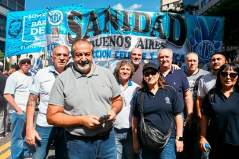 Buenos Aires, Argentina.- En las fotos, la Federación de Asociaciones de Trabajadores de la Sanidad Argentina (Fatsa), realizan una protesta el 22 de abril del 2024. Los trabajadores de Sanidad, iniciaron un plan de lucha desde este lunes con asambleas informativas y paros por turnos en demanda de un inmediato aumento salarial y en repudio a “la intransigencia patronal”.