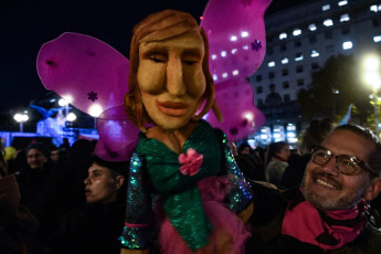 Buenos Aires, Argentina: "Law of Historical Reparation Now" is the demand that the trans survivor collective took to the streets of Buenos Aires on Friday 24 May. Reparatory pension, comprehensive health for a dignified old age, transgender work quota throughout the country, access to housing, effective compliance with the Comprehensive Sex Education (ESI), visibility of male transgender people, implementation of the Trans Strengthening program, opening of police files and records, are the strongest demands for a population with a life expectancy of 35 years.