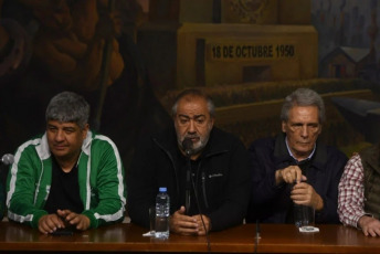 Buenos Aires, Argentina.- En las fotos tomadas el 2 de mayo del 2024, miembros de la Confederación General del Trabajo (CGT) brindan una conferencia de prensa en Buenos Aires, Argentina. La CGT ratificó la convocatoria al paro del próximo 9 de mayo mientras que adelantó que quieren “hablar con todos los bloques del Senado” para evitar la sanción de la Ley Bases impulsada por el Gobierno nacional.