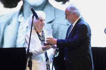 Buenos Aires, Argentina.- En las fotos, la presidenta de Abuelas de Plaza de Mayo, Estela de Carlotto (izquierda), recibió el premio Ana Frank por su “la lucha inclaudicable por la Memoria, la Verdad y la Justicia” en una ceremonia que se realizó en el Teatro San Martín el 10 de junio del 2024. Se trató de la primera edición del premio que distingue a personalidades y entidades por su contribución a la convivencia en la diversidad y la inclusión, la generación de conciencia acerca de la violencia y discriminación, y la defensa de los Derechos Humanos, informaron en un comunicado.