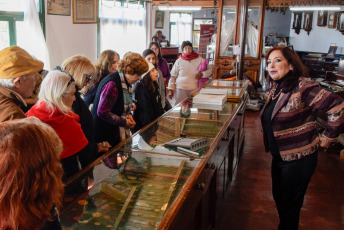 San Juan, Argentina.- En las fotos, las personas visitan zonas turísticas de San Juan, Argentina el 20 de junio del 2024. La Confederación Argentina de la Mediana Empresa (CAME) informó que durante el fin de semana largo del 17 de junio hubo una caída del turismo del 64,3% en comparación con el 2023. El 17 de junio, viajaron 802 mil personas y gastaron $81.464 millones (peso argentino).