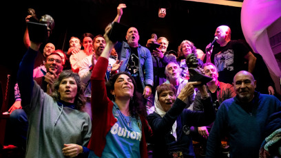 Buenos Aires, Argentina.- En las fotos, las personas participan de la tercera edición de la denominada ”Peña Maradoniana", en el Día del Futbolista en el Palacio El Victorial, del barrio de San Telmo de Buenos Aires, Argentina el 22 de junio del 2024. El acto homenaje a Diego Armando Maradona, fue un evento multidisciplinario dedicado a realzar la figura del ’10’, el idolo popular más grande de la Argentina.