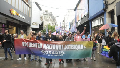 Rosario, Argentina.- En las fotos, organizaciones y activistas participaron del VI Encuentro Nacional LGTBIQNB+ en Rosario, Argentina el 23 de junio del 2024. Desde distintos sitios del país, se consensuaron como prioridades en su agenda en común, el reclamo de justicia por la Masacre de Barracas; el fin de la impunidad judicial; el rechazo a la Ley Bases, al DNU 70/2023 y el desfinanciamiento de las políticas públicas de reparación y promoción a las diversidades; la sanción de una ley que desaliente y condene a la discriminación por identidad y expresión de género y de otra que amplíe derechos a las personas trans; el respeto al cupo laboral en el Estado nacional.