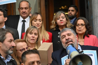 Buenos Aires, Argentina.- En las fotos, gremios de Radio Nacional, TV Pública, Correo Argentino y Aerolíneas Argentinas, entre otros, acompañados por trabajadores de las empresas, entregaron a los senadores nacionales más de un millón de firmas de ciudadanos contra la privatización de estas empresas el 11 de junio del 2024.