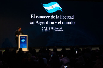 Buenos Aires, Argentina.- En la foto del 12 de junio de 2024, el empresario multimillonario Elon Musk participó este miércoles, junto al presidente Javier Milei, del foro liberal organizado por la Fundación Libertad y Progreso y por analistas del think tank estadounidense Cato Institute. El evento, comenzó el martes en el Hotel Hilton y contó con la asistencia del magnate vía zoom, y fue transmitido en vivo a los millones de usuarios de la red social X, propiedad del sudafricano. Durante las jornadas del martes y miércoles, se congregaran los asistentes a la presentación “El Renacer de la Libertad en la Argentina y el mundo”. El Hilton es el punto de encuentro para los referentes liberales, que compartirán una disertación virtual del millonario dueño de Tesla, así como el discurso de cierre a cargo del mandatario argentino. El principal orador del foro fue Milei, no obstante, ambos líderes captaran el protagonismo durante el evento, por la relación de afinidad que forjaron mediantes las redes. Y fundamentalmente porque el magnate no solo disertó sobre temas de su especialidad, como las nuevas tecnologías e inteligencia artificial, sino que además hizo un breve análisis de los primeros seis meses de Gobierno libertario y el impacto de sus medidas económicas, a nivel global.