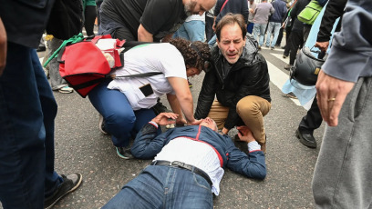 Buenos Aires, Argentina.- En la foto del 12 de junio de 2024, en el marco de la discusión por la votación de la Ley Bases en el Senado de la Nación se desplegó en un fuerte operativo policial que terminó en un duro enfrentamiento con las organizaciones sociales y políticas que se manifestaban en desacuerdo con el proyecto. Entre los heridos por el gas pimienta que la policía utilizó estuvieron algunos de los legisladores pertenecientes a Unión por la Patria (UP).