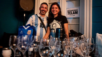 Buenos Aires, Argentina.- En las fotos, las personas participan de la tercera edición de la denominada ”Peña Maradoniana", en el Día del Futbolista en el Palacio El Victorial, del barrio de San Telmo de Buenos Aires, Argentina el 22 de junio del 2024. El acto homenaje a Diego Armando Maradona, fue un evento multidisciplinario dedicado a realzar la figura del ’10’, el idolo popular más grande de la Argentina.