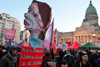 Buenos Aires, Argentina.- En la foto, el movimiento de las mujeres y diversidades se movilizó masivamente al Congreso de Buenos Aires el 3 de junio del 2024. La marcha anual 'Ni una menos' -la primera de la era Milei- , contó con la participación de miles de personas bajo consignascomo “con hambre, odio y racismo colonial no hay Ni Una Menos” y “Abajo la Ley Bases y el DNU”.