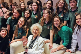 Buenos Aires, Argentina.- In the photos, the president of Abuelas de Plaza de Mayo, Estela de Carlotto, received the Anne Frank award for her “unwavering fight for Memory, Truth and Justice” in a ceremony that was held at the San Martín Theater on June 10, 2024. It was the first edition of the award that distinguishes personalities and entities for their contribution to coexistence in diversity and inclusion, the generation of awareness about violence and discrimination, and the defense of Human Rights, they reported in a statement.