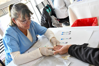 San Juan, Argentina.- En las fotos, autoridades sanitarias realizan testeos rápidos en conmemoración del Día Nacional de la Prueba de VIH en San Juan, Argentina el 27 de junio del 2024. Con gran participación, la actividad central fue promover la realización de la prueba de VIH, a través de test rápidos seguros, gratuitos y confidenciales.