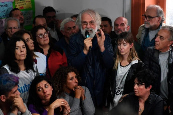 Buenos Aires, Argentina.- En las fotos, dirigentes sociales de diferentes agrupaciones se congregaron en la sede de Madres de Plaza de Mayo el 15 de junio del 2024. La reunión, se celebró para compartir la preocupación generada por la represión dispuesta por el Gobierno nacional el miércoles pasado. Además de sostener el reclamo por los manifestantes detenidos.