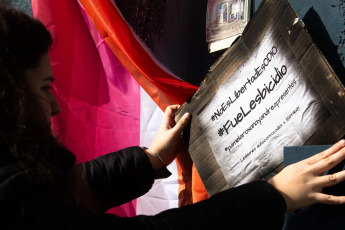 Buenos Aires, Argentina.- In the photos, relatives and activists said goodbye to the remains of Roxana Figueroa, Andrea Amarante and Pamela Cobbas, at a wake in the Buenos Aires neighborhood of Barracas and then in the Chacarita cemetery on June 26, 2024. The Three lesbian women were murdered in May in a family hotel in Barracas, the farewell was held under the claim “It was lesbicide.”