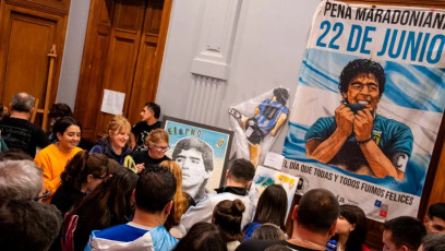 Buenos Aires, Argentina.- En las fotos, las personas participan de la tercera edición de la denominada ”Peña Maradoniana", en el Día del Futbolista en el Palacio El Victorial, del barrio de San Telmo de Buenos Aires, Argentina el 22 de junio del 2024. El acto homenaje a Diego Armando Maradona, fue un evento multidisciplinario dedicado a realzar la figura del ’10’, el idolo popular más grande de la Argentina.