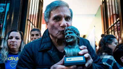 Buenos Aires, Argentina.- En las fotos, las personas participan de la tercera edición de la denominada ”Peña Maradoniana", en el Día del Futbolista en el Palacio El Victorial, del barrio de San Telmo de Buenos Aires, Argentina el 22 de junio del 2024. El acto homenaje a Diego Armando Maradona, fue un evento multidisciplinario dedicado a realzar la figura del ’10’, el idolo popular más grande de la Argentina.