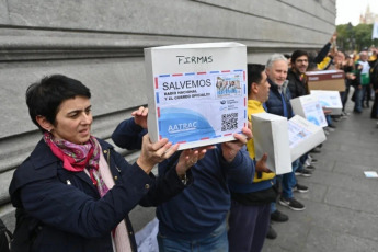 Buenos Aires, Argentina.- En las fotos, gremios de Radio Nacional, TV Pública, Correo Argentino y Aerolíneas Argentinas, entre otros, acompañados por trabajadores de las empresas, entregaron a los senadores nacionales más de un millón de firmas de ciudadanos contra la privatización de estas empresas el 11 de junio del 2024.