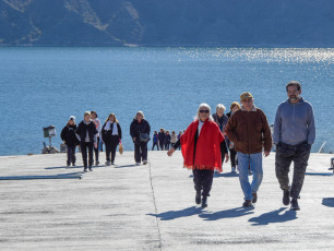 San Juan, Argentina.- En las fotos, las personas visitan zonas turísticas de San Juan, Argentina el 20 de junio del 2024. La Confederación Argentina de la Mediana Empresa (CAME) informó que durante el fin de semana largo del 17 de junio hubo una caída del turismo del 64,3% en comparación con el 2023. El 17 de junio, viajaron 802 mil personas y gastaron $81.464 millones (peso argentino).