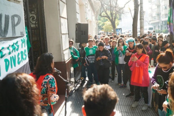 Buenos Aires, Argentina.- En las fotos, trabajadores del ex Ministerio de Mujeres, Géneros y Diversidad de la Nación, nucleados en la Asociación de Trabajadores del Estado (ATE), realizan una protesta en contra de los despidos masivos el 6 de junio del 2024. La titular de la Subsecretaría de Protección contra la Violencia de Género, Claudia Barcia, presentó la renuncia a su cargo tras conocer que el Ejecutivo Javier Milei tenía pretensiones de disolver esta área del Gobierno. Sin embargo, fuentes de la Secretaría de Derechos Humanos han indicado que se trata de una "reestructuración" del área.