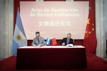 Buenos Aires, Argentina.- In the photos, during a ceremony for the restitution of cultural relics to China in Buenos Aires, Argentina, on June 27, 2024. The Chinese embassy in Argentina received 14 pieces of cultural relics returned to China from the South American country.