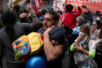 Buenos Aires, Argentina.- En la foto del 12 de junio de 2024, los alrededores del Congreso de la Nación se convirtieron en un campo de batalla en el que chocaron manifestantes y fuerzas de seguridad durante toda la tarde de este miércoles 12 de junio. Organizaciones sociales, piqueteras, de izquierda, peronistas, de derechos humanos, asambleas barriales y sindicatos se manifestaron en rechazo a la Ley Bases que se debate en el Senado. El objetivo del ataque fue interrumpir la sesión.