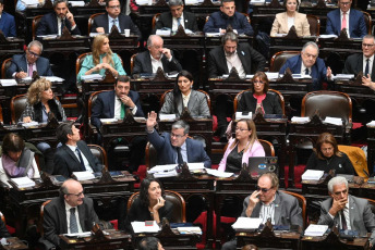 Buenos Aires, Argentina.- En las fotos, la Cámara de Diputados trata el proyecto de Ley de Bases el 25 de junio del 2024. Más de 60 firmas obtuvo el dictamen del plenario de las comisiones de Legislación General, de Presupuesto y Hacienda y de Asuntos Constitucionales, de la Cámara de Diputados, a favor del tratamiento de la Ley Bases en el recinto tal como fue corregida por el Senado.