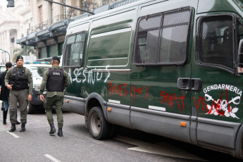 Buenos Aires, Argentina.- En la foto del 12 de junio de 2024, los alrededores del Congreso de la Nación se convirtieron en un campo de batalla en el que chocaron manifestantes y fuerzas de seguridad durante toda la tarde de este miércoles 12 de junio. Organizaciones sociales, piqueteras, de izquierda, peronistas, de derechos humanos, asambleas barriales y sindicatos se manifestaron en rechazo a la Ley Bases que se debate en el Senado. El objetivo del ataque fue interrumpir la sesión.