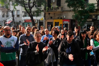 Buenos Aires, Argentina.- En las fotos, trabajadores del ex Ministerio de Mujeres, Géneros y Diversidad de la Nación, nucleados en la Asociación de Trabajadores del Estado (ATE), realizan una protesta en contra de los despidos masivos el 6 de junio del 2024. La titular de la Subsecretaría de Protección contra la Violencia de Género, Claudia Barcia, presentó la renuncia a su cargo tras conocer que el Ejecutivo Javier Milei tenía pretensiones de disolver esta área del Gobierno. Sin embargo, fuentes de la Secretaría de Derechos Humanos han indicado que se trata de una "reestructuración" del área.