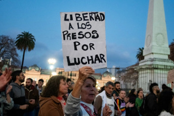 Buenos Aires, Argentina.- En las fotos, argentinos se movilizaron a Plaza de Mayo para reclamar la liberación de las personas que continúan detenidos por los incidentes en Plaza Congreso el 18 de junio del 2024. La jueza federal dispuso la liberación de 11 de las 16 personas que seguían detenidas por los incidentes que se produjeron el pasado 12 de junio en Plaza Congreso, durante el debate de Ley Bases, según confirmaron fuentes judiciales.