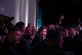 Buenos Aires, Argentina.- En la foto del 12 de junio de 2024, el empresario multimillonario Elon Musk participó este miércoles, junto al presidente Javier Milei, del foro liberal organizado por la Fundación Libertad y Progreso y por analistas del think tank estadounidense Cato Institute. El evento, comenzó el martes en el Hotel Hilton y contó con la asistencia del magnate vía zoom, y fue transmitido en vivo a los millones de usuarios de la red social X, propiedad del sudafricano. Durante las jornadas del martes y miércoles, se congregaran los asistentes a la presentación “El Renacer de la Libertad en la Argentina y el mundo”. El Hilton es el punto de encuentro para los referentes liberales, que compartirán una disertación virtual del millonario dueño de Tesla, así como el discurso de cierre a cargo del mandatario argentino. El principal orador del foro fue Milei, no obstante, ambos líderes captaran el protagonismo durante el evento, por la relación de afinidad que forjaron mediantes las redes. Y fundamentalmente porque el magnate no solo disertó sobre temas de su especialidad, como las nuevas tecnologías e inteligencia artificial, sino que además hizo un breve análisis de los primeros seis meses de Gobierno libertario y el impacto de sus medidas económicas, a nivel global.