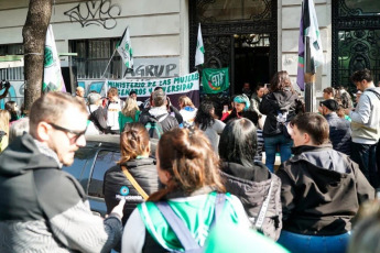 Buenos Aires, Argentina.- En las fotos, trabajadores del ex Ministerio de Mujeres, Géneros y Diversidad de la Nación, nucleados en la Asociación de Trabajadores del Estado (ATE), realizan una protesta en contra de los despidos masivos el 6 de junio del 2024. La titular de la Subsecretaría de Protección contra la Violencia de Género, Claudia Barcia, presentó la renuncia a su cargo tras conocer que el Ejecutivo Javier Milei tenía pretensiones de disolver esta área del Gobierno. Sin embargo, fuentes de la Secretaría de Derechos Humanos han indicado que se trata de una "reestructuración" del área.