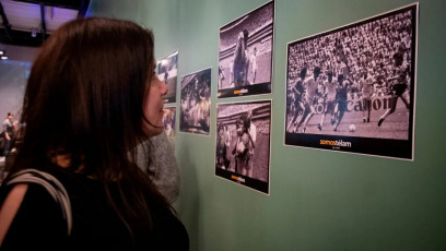 Buenos Aires, Argentina.- En las fotos, las personas participan de la tercera edición de la denominada ”Peña Maradoniana", en el Día del Futbolista en el Palacio El Victorial, del barrio de San Telmo de Buenos Aires, Argentina el 22 de junio del 2024. El acto homenaje a Diego Armando Maradona, fue un evento multidisciplinario dedicado a realzar la figura del ’10’, el idolo popular más grande de la Argentina.