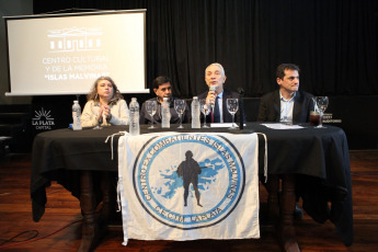 Buenos Aires, Argentina.- En las fotos, el intendente de La Plata, Julio Alak, encabezó el acto en el que se declaró “Sitio de la Memoria” a la plaza Islas Malvinas y las dependencias del centro cultural de avenida 19 y 51 que albergaron el Casino de Oficiales del Regimiento 7 de Infantería el 15 de junio del 2024. Con motivo del 42° aniversario del fin del conflicto bélico, se anunció la nueva denominación “Centro Cultural y de la Memoria Islas Malvinas” y se formalizó la asunción de sus directivos.