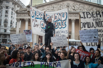 Buenos Aires, Argentina.- En las fotos, argentinos se movilizaron a Plaza de Mayo para reclamar la liberación de las personas que continúan detenidos por los incidentes en Plaza Congreso el 18 de junio del 2024. La jueza federal dispuso la liberación de 11 de las 16 personas que seguían detenidas por los incidentes que se produjeron el pasado 12 de junio en Plaza Congreso, durante el debate de Ley Bases, según confirmaron fuentes judiciales.