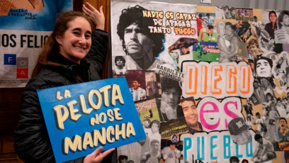 Buenos Aires, Argentina.- En las fotos, las personas participan de la tercera edición de la denominada ”Peña Maradoniana", en el Día del Futbolista en el Palacio El Victorial, del barrio de San Telmo de Buenos Aires, Argentina el 22 de junio del 2024. El acto homenaje a Diego Armando Maradona, fue un evento multidisciplinario dedicado a realzar la figura del ’10’, el idolo popular más grande de la Argentina.