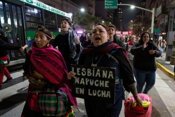 Buenos Aires.- A un mes del lesbicidio, se llevó a cabo una marcha a la Plazoleta Quinquela Martin (Barracas), Buenos Aires, para exigir justicia por las víctimas Pamela, Roxana y Andrea, y asistencia y justicia para Sofía, la única sobreviviente. El lunes 6 de mayo dos parejas de mujeres fueron víctimas de un crimen de odio incendiario en una pensión. Las víctimas del triple lesbicidio fueron Pamela, Roxana y Andrea. Mientras que la única sobreviviente, Sofía, sufrió graves quemaduras. El juez Edmundo Rabbione del Juzgado Criminal y Correccional N°14 no consideró que se trate de un femicidio agravado por el odio al género o a la orientación sexual, identidad de género o su expresión.