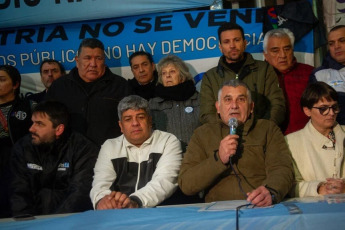 Buenos Aires, Argentina.- En las fotos, un amplio sector gremial y político llamó frente al Congreso a defender la soberanía y rechazar la Ley Bases el 26 de junio del 2024. La conferencia congregó a distintos espacios del movimiento sindical que instaron a seguir defendiendo las empresas públicas y rechazando la Ley Bases impulsada por el Gobierno nacional y que se tratará este jueves en la Cámara baja, además pidieron dar de baja el Impuesto a las Ganancias.