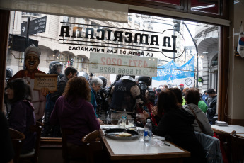 Buenos Aires, Argentina.- En la foto del 12 de junio de 2024, los alrededores del Congreso de la Nación se convirtieron en un campo de batalla en el que chocaron manifestantes y fuerzas de seguridad durante toda la tarde de este miércoles 12 de junio. Organizaciones sociales, piqueteras, de izquierda, peronistas, de derechos humanos, asambleas barriales y sindicatos se manifestaron en rechazo a la Ley Bases que se debate en el Senado. El objetivo del ataque fue interrumpir la sesión.