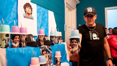 Buenos Aires, Argentina.- En las fotos, las personas participan de la tercera edición de la denominada ”Peña Maradoniana", en el Día del Futbolista en el Palacio El Victorial, del barrio de San Telmo de Buenos Aires, Argentina el 22 de junio del 2024. El acto homenaje a Diego Armando Maradona, fue un evento multidisciplinario dedicado a realzar la figura del ’10’, el idolo popular más grande de la Argentina.